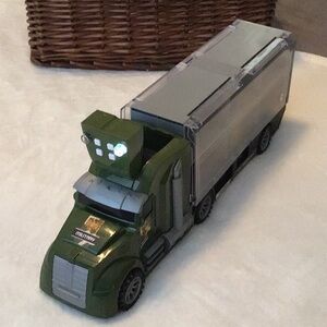 Military Kids Toy Carrier Truck Space for 12 Military Tanks light & Sounds work